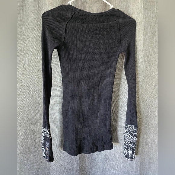 FREE PEOPLE BLACK HYPERACTIVE HIPPIE BUTTON STUD CUFF THERMAL TOP S - Picture 2 of 5